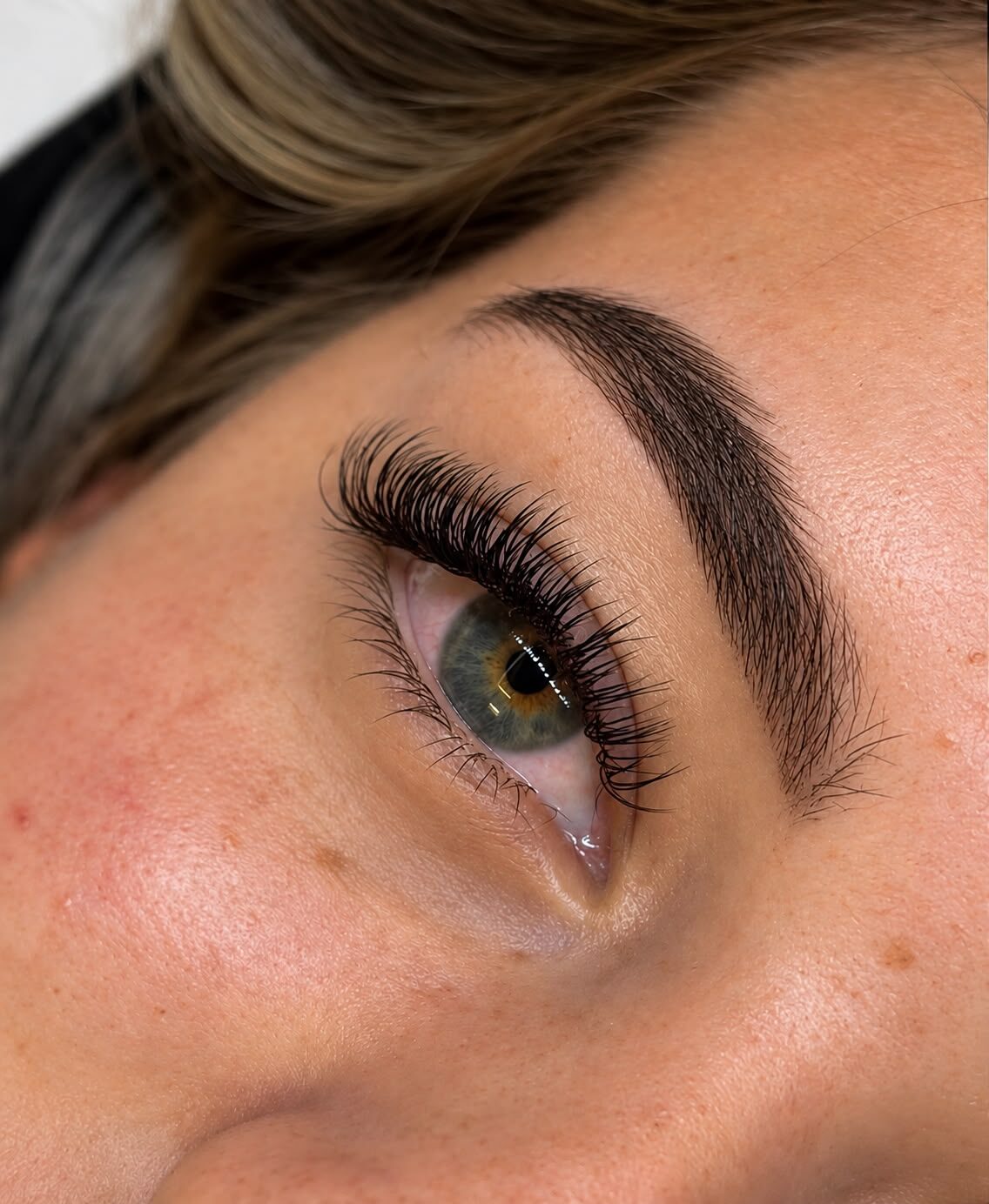 Volume wimperextensions, gezet door Demy